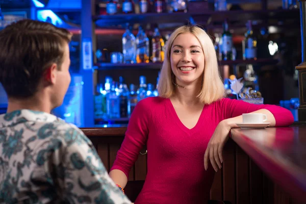 Porträtt av en trevlig kvinna i baren — Stockfoto