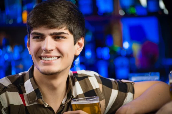 Porträt eines jungen Mannes an der Bar — Stockfoto