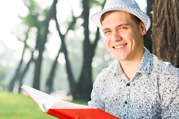 Junger Mann liest ein Buch — Stockfoto