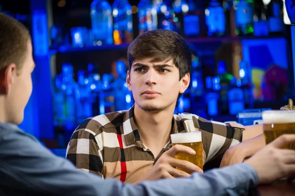 Porträt eines jungen Mannes an der Bar — Stockfoto