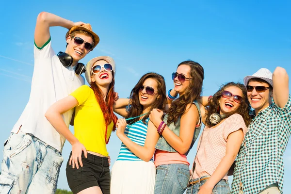 Group of young people wearing sunglasses and hat — Stock Photo, Image