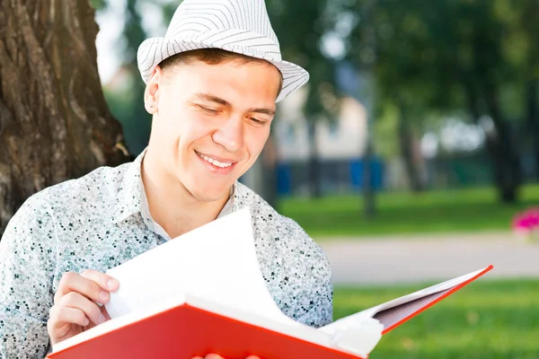 Junger Mann liest ein Buch — Stockfoto