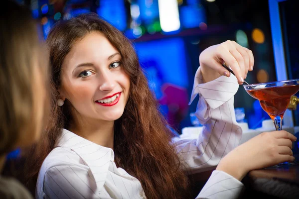 Jeune femme dans un bar — Photo