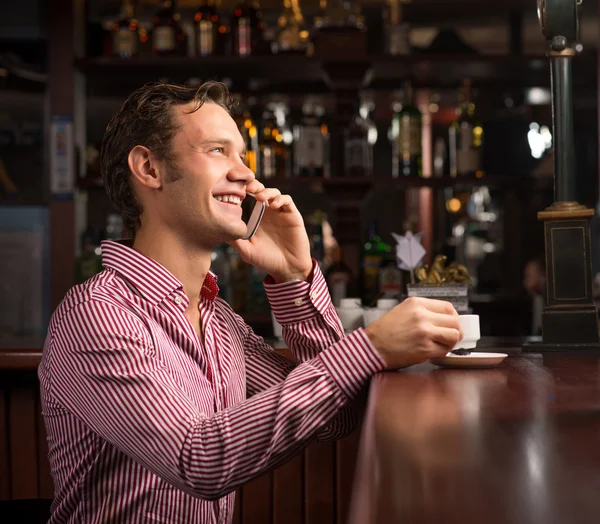 Uomo che parla al telefono — Foto Stock