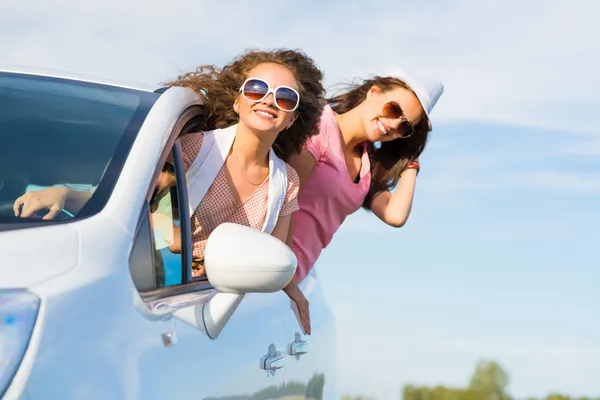 Junge attraktive Frau mit Sonnenbrille — Stockfoto