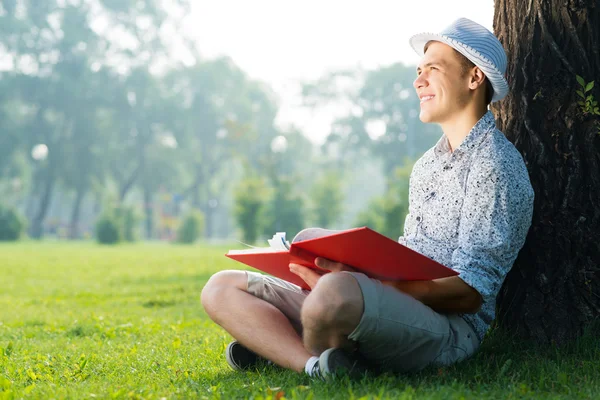 Junger Mann liest ein Buch — Stockfoto