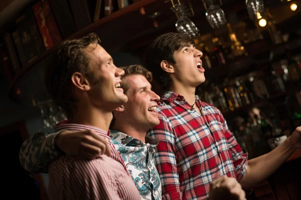 Portret van de fans in de bar — Stockfoto