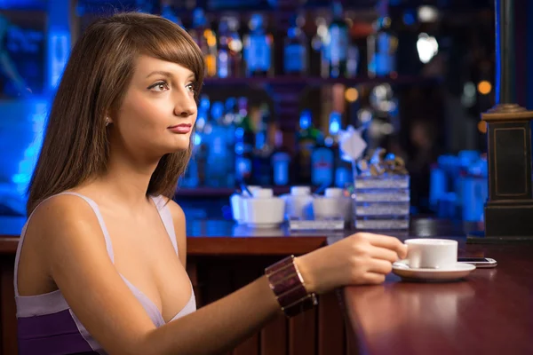 Porträt einer netten Frau an der Bar — Stockfoto