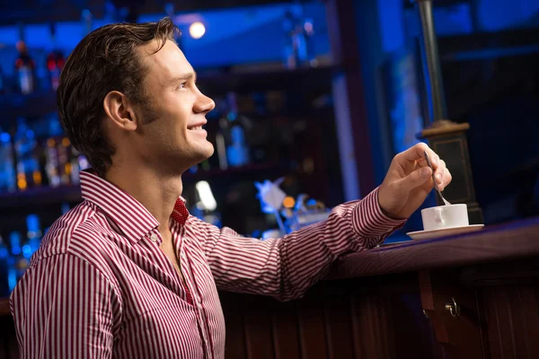 Homme avec une tasse de café — Photo