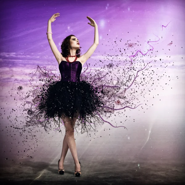 Frau tanzt — Stockfoto