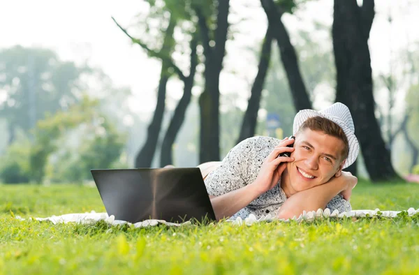 Jovem com um telefone celular — Fotografia de Stock