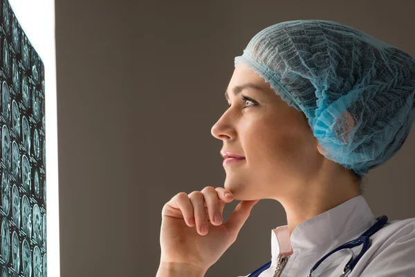 Doctor looking at the x-ray — Stock Photo, Image