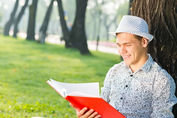 Jongeman die een boek leest — Stockfoto