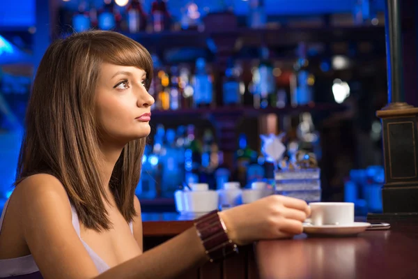 Frau mit einer Tasse Kaffee — Stockfoto