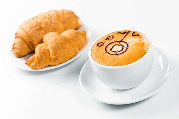 Stor kopp kaffe och croissanter på en tallrik — Stockfoto