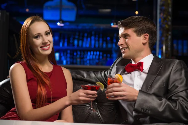 Pareja joven hablando en un club nocturno — Foto de Stock