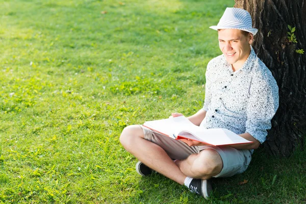 Giovane che legge un libro — Foto Stock