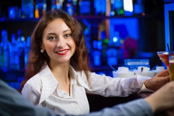 Giovane donna in un bar — Foto Stock