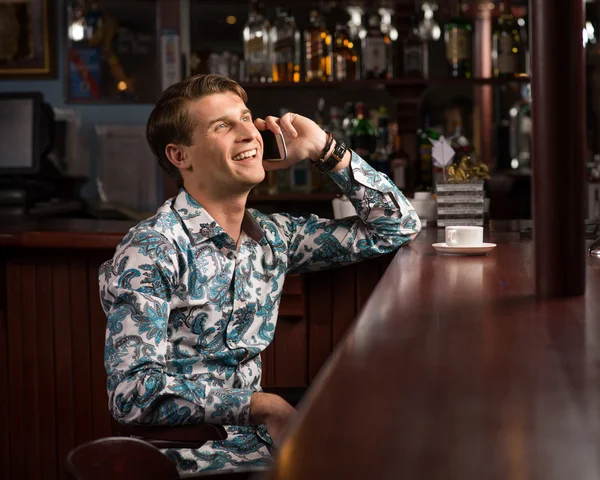 Telefonda konuşan adam.