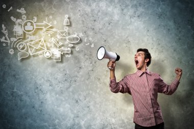 genç adam bir megafon kullanarak bağırarak