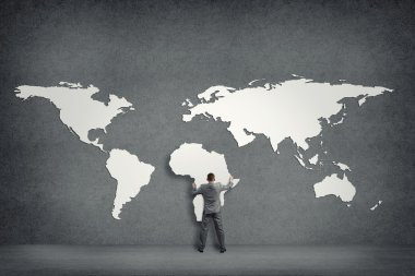 işadamı kıtaların duvara ekler