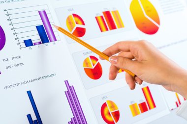kalem finansal listelerinde işaret eden el