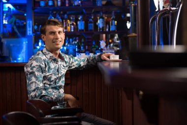 Bir fincan kahveli adam.