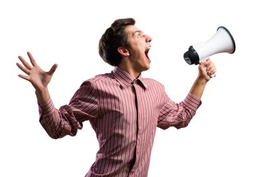 genç adam bir megafon kullanarak bağırarak