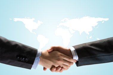 İki işadamı el sıkışıyor.