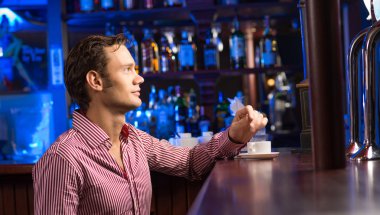 Bir fincan kahveli adam.