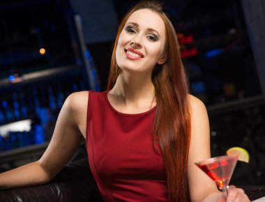 bir gece kulübünde çekici bir kadın portresi