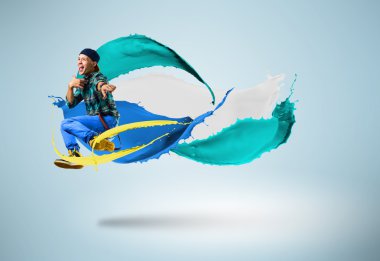 genç erkek dansçı atlama