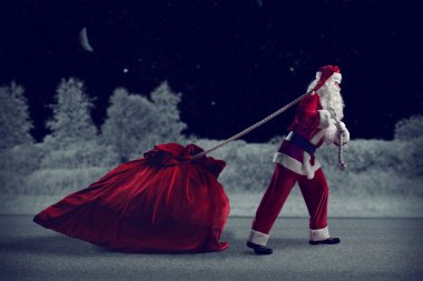 Noel Baba hediyeleri büyük bir torba çeker