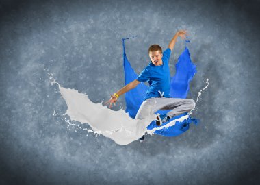 erkek dansçı sıçramalarına boya ile