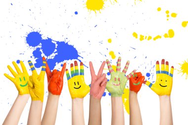 boyalı çocukların elleri