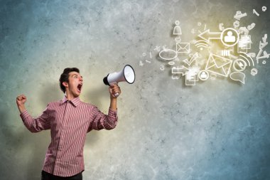 genç adam bir megafon kullanarak bağırarak