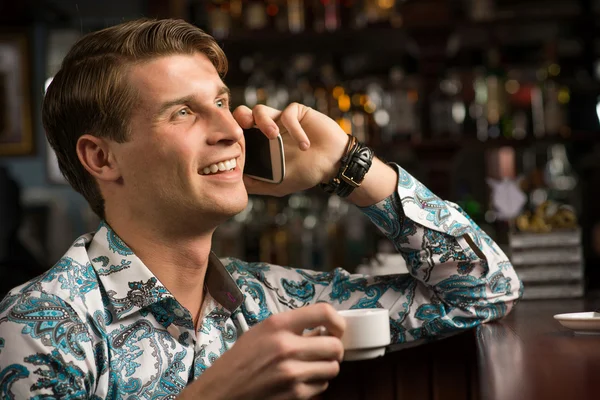 Bardaki genç adam — Stok fotoğraf