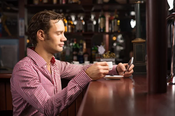 Homme avec une tasse de café — Photo