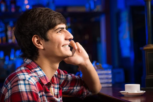 Homme parlant au téléphone — Photo