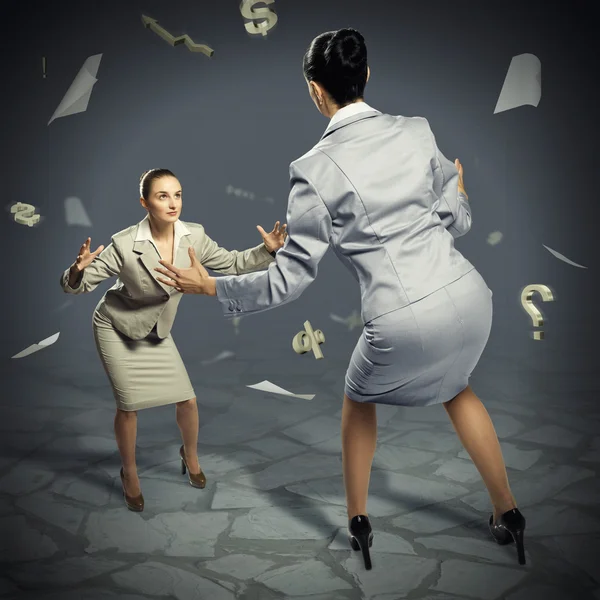 Two businesswomen fighting — Stock Photo, Image