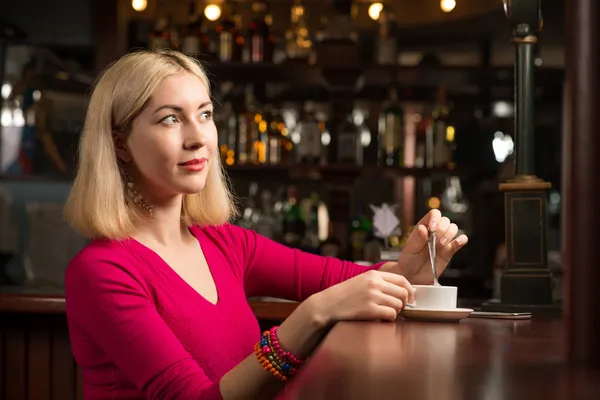 Frau mit einer Tasse Kaffee — Stockfoto