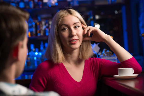 Porträtt av en trevlig kvinna i baren — Stockfoto