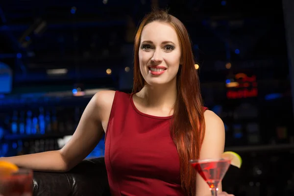 Привлекательная женщина в ночном клубе — стоковое фото