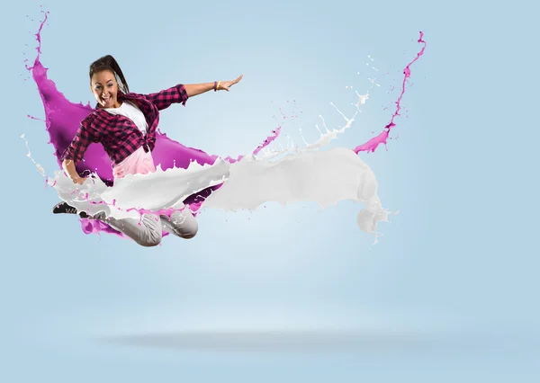 Young female dancer jumping — Stock Photo, Image