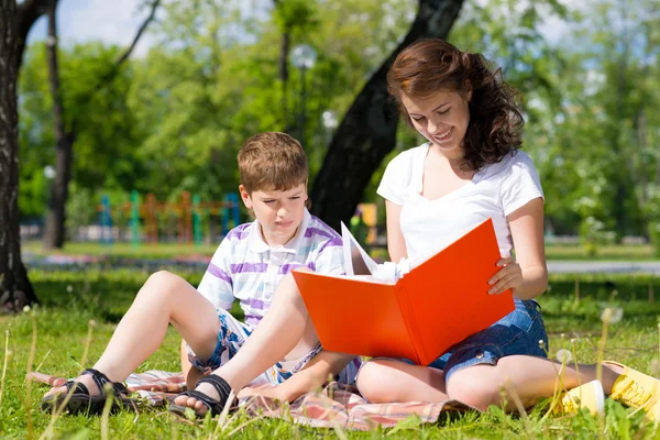 Reading a book together — Stock Photo, Image