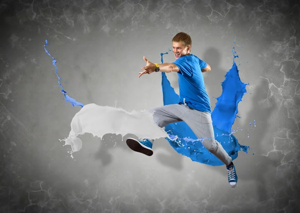 Manliga dansare med stänk av färg — Stockfoto