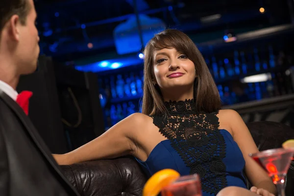 Porträt einer Frau in einem Nachtclub — Stockfoto