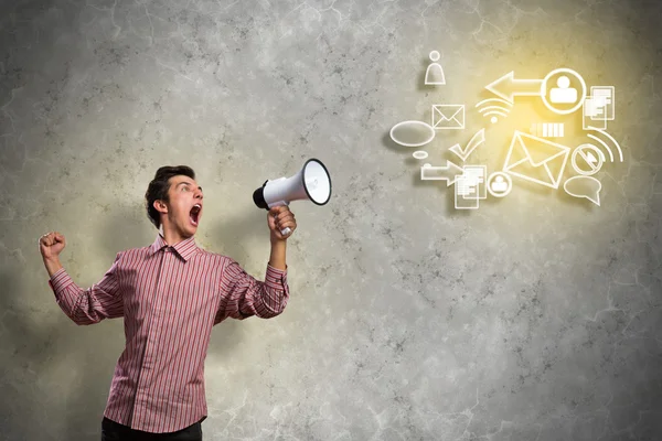 Jovem gritando usando megafone — Fotografia de Stock