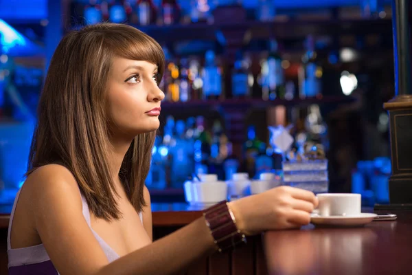 커피를 마시고 있는 여자 — 스톡 사진