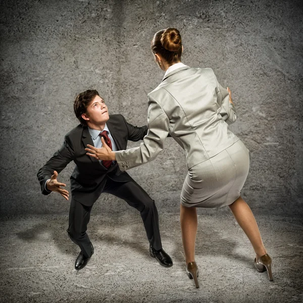 Dos hombres de negocios luchando como suhumistas — Foto de Stock